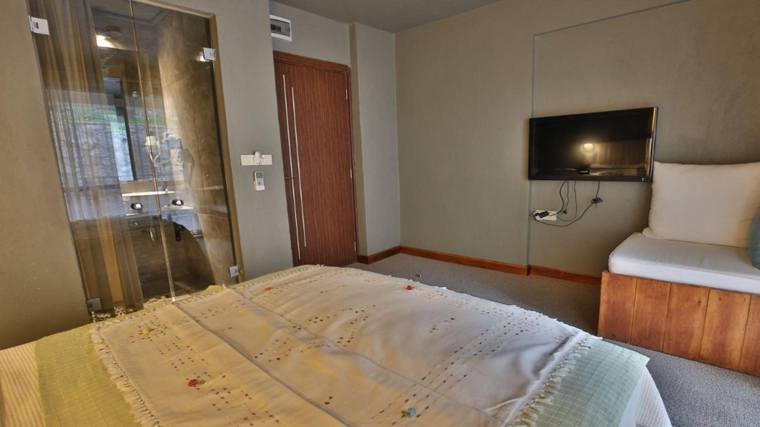 The Green Goose Hotel Датча Екстериор снимка